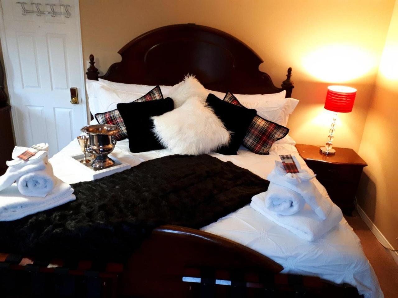 The Tartan House Bed & Breakfast Ajax Exterior photo
